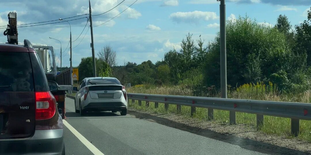 Правда об обгоне справа: почему миф о запрете до сих пор путает водителей (и за что реально можно получить штраф)