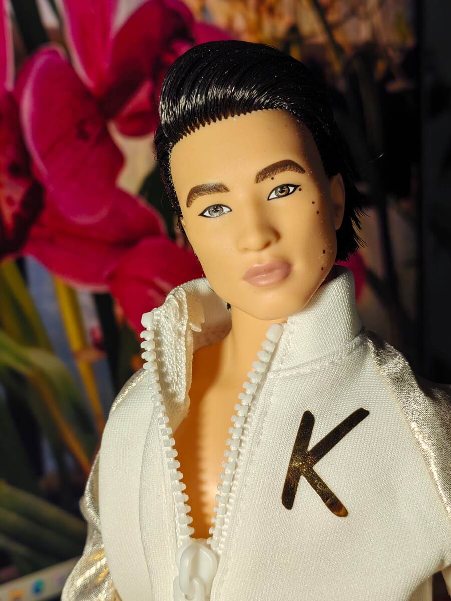 Ken Doll In White and Gold Tracksuit – Barbie The Movie - мой индонезиец Джо