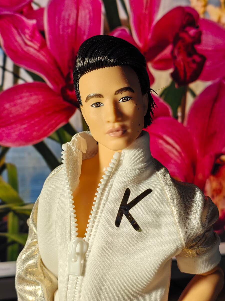 Ken Doll In White and Gold Tracksuit – Barbie The Movie - мой индонезиец Джо