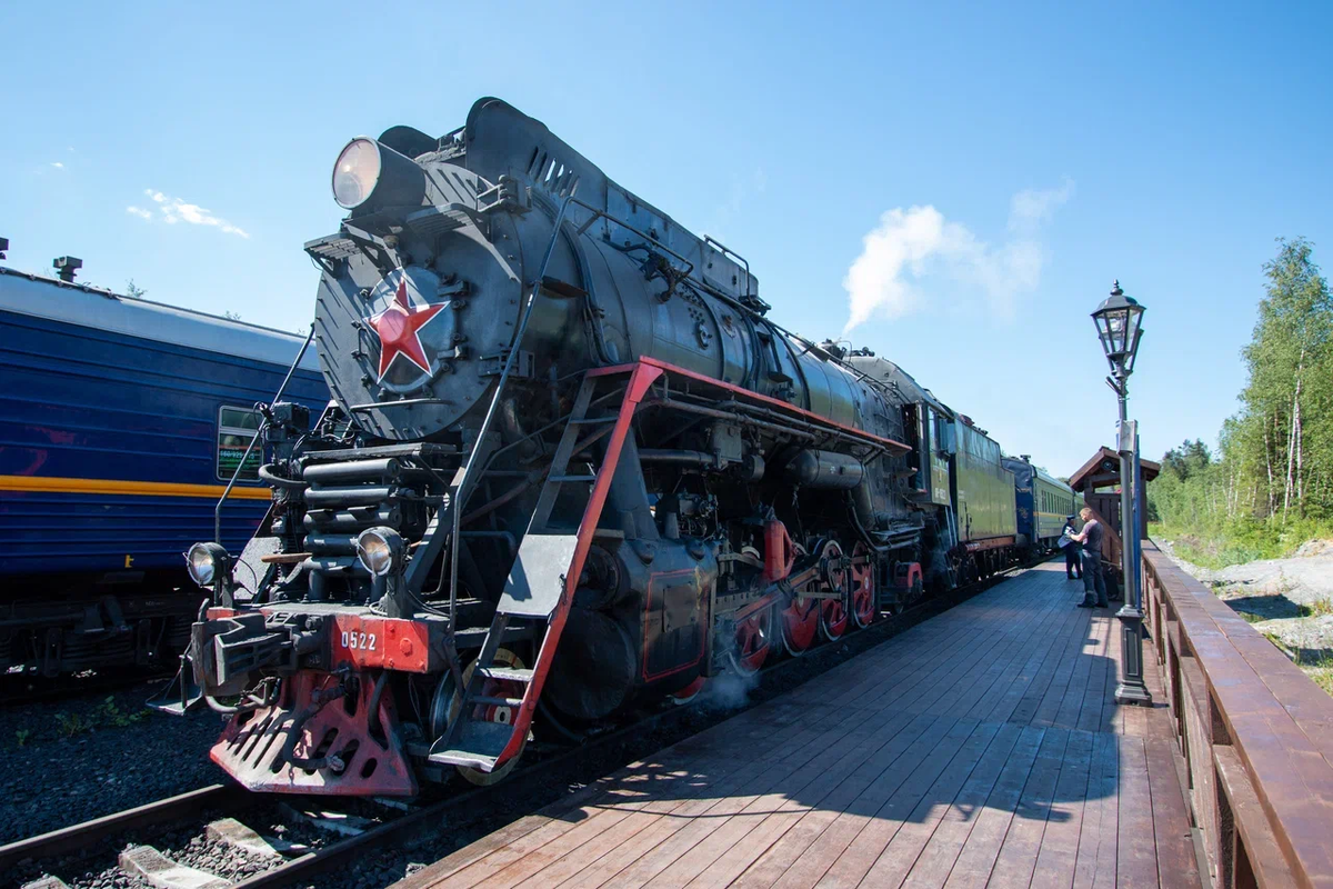 Настоящий паровоз во главе сотава поезда!