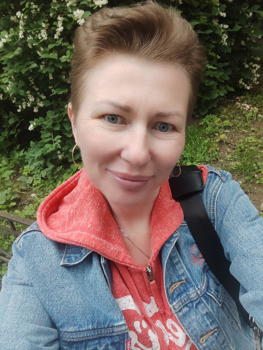 Утром, у куста жасмина