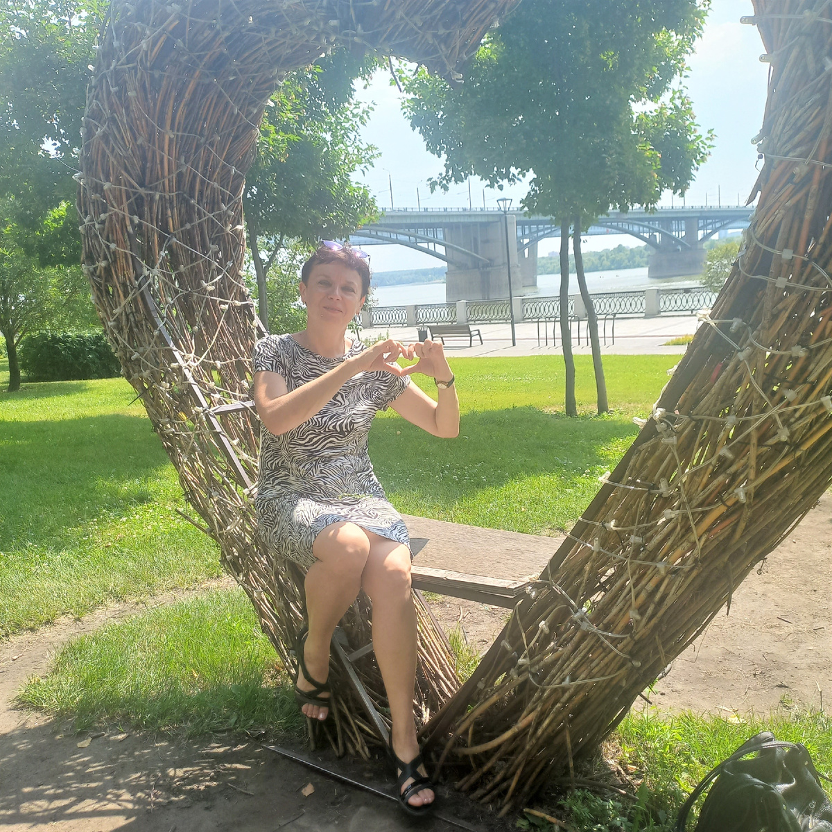 Подруга Оля. Та самая "старуха" на набережной, любимом месте отдыха новосибирцев)