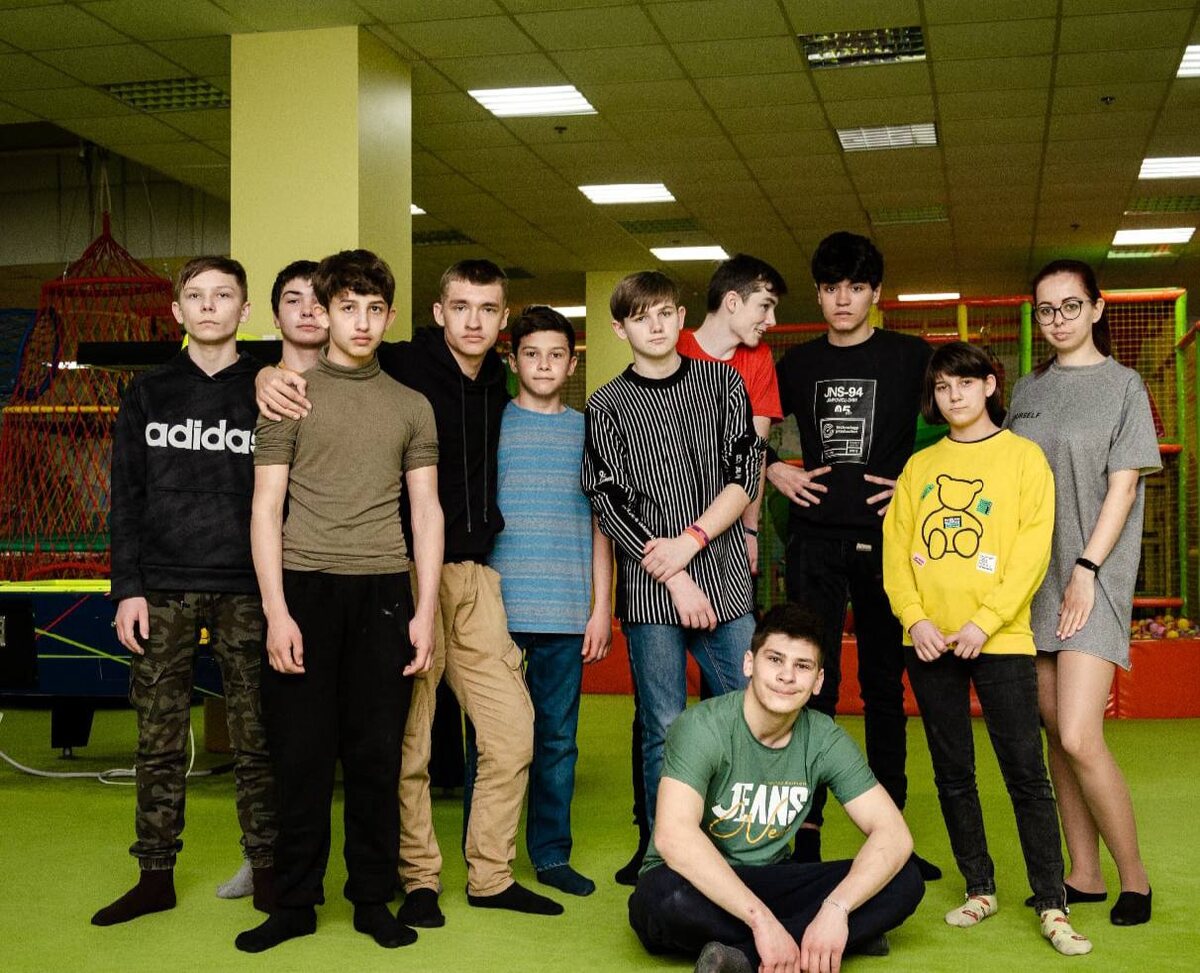 Глеб с дети-сиротами из Мариуполя