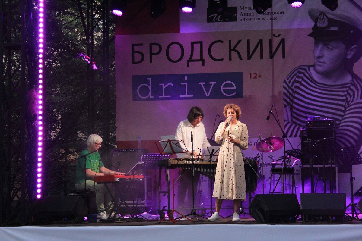 Здесь яркие артисты, смелые экспериментаторы и виртуозные импровизаторы. Джазовые герои нашего времени. Универсальные исполнители, получившие образование и признание зарубежом, а играющие под флагом России.