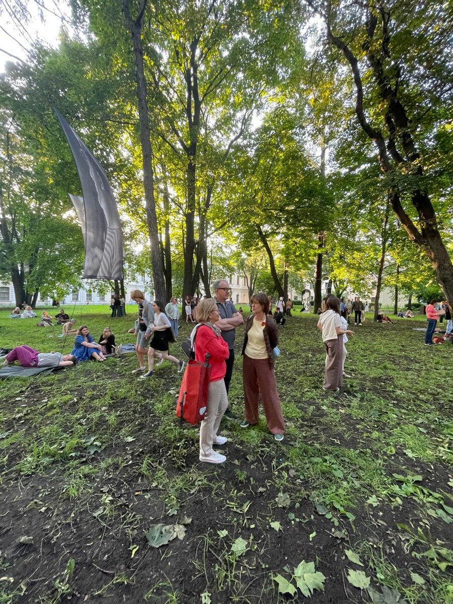 Чтобы метеоусловия не испортили наслаждение высоким берите (обязательно!) с собой дождевики и теплую одежду (даже если осадки не обещали и было +30 перед выходом). Если куплен билет с местом - берите тряпочку протереть сидение. 