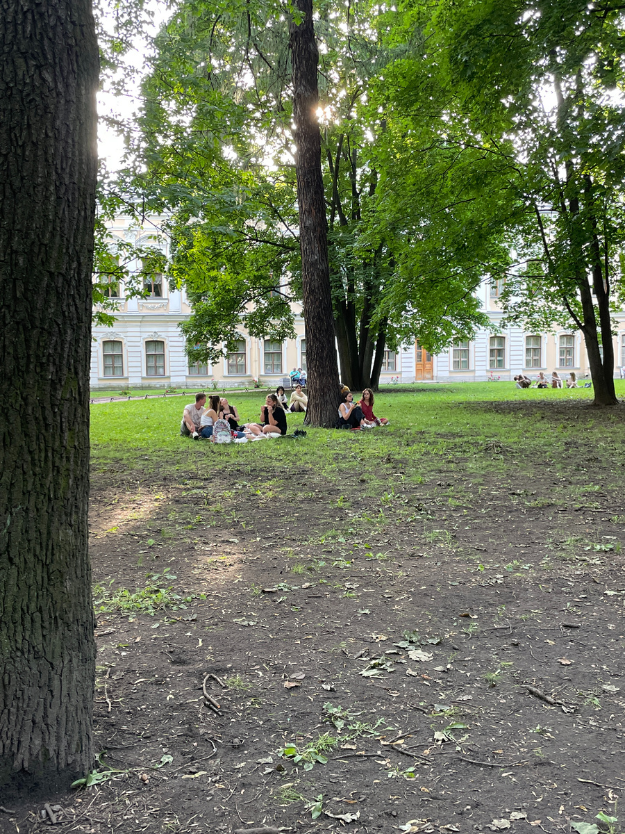 Если без места, то имейте ввиду, что асфальта в саду нет. Вы будете ходить по земле - одевайте не белую, не на каблуках и не тряпочную обувь. Если планировали устроить пикник (что возможно), то берите не плед, а пенки. 