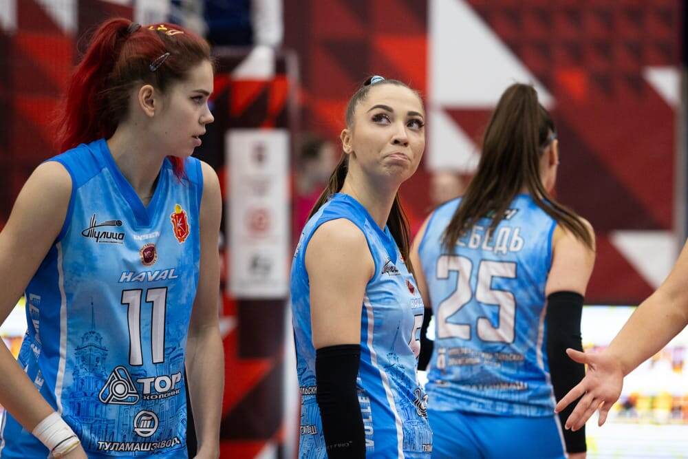 Через месяц после прихода в "Тулицу" Лазневому пришлось обьявлять Есении Мишагиной ( в центре, что в команде останутся две другие связующие. Фото: волейбольный клуб "Тулица" (Тульская область)