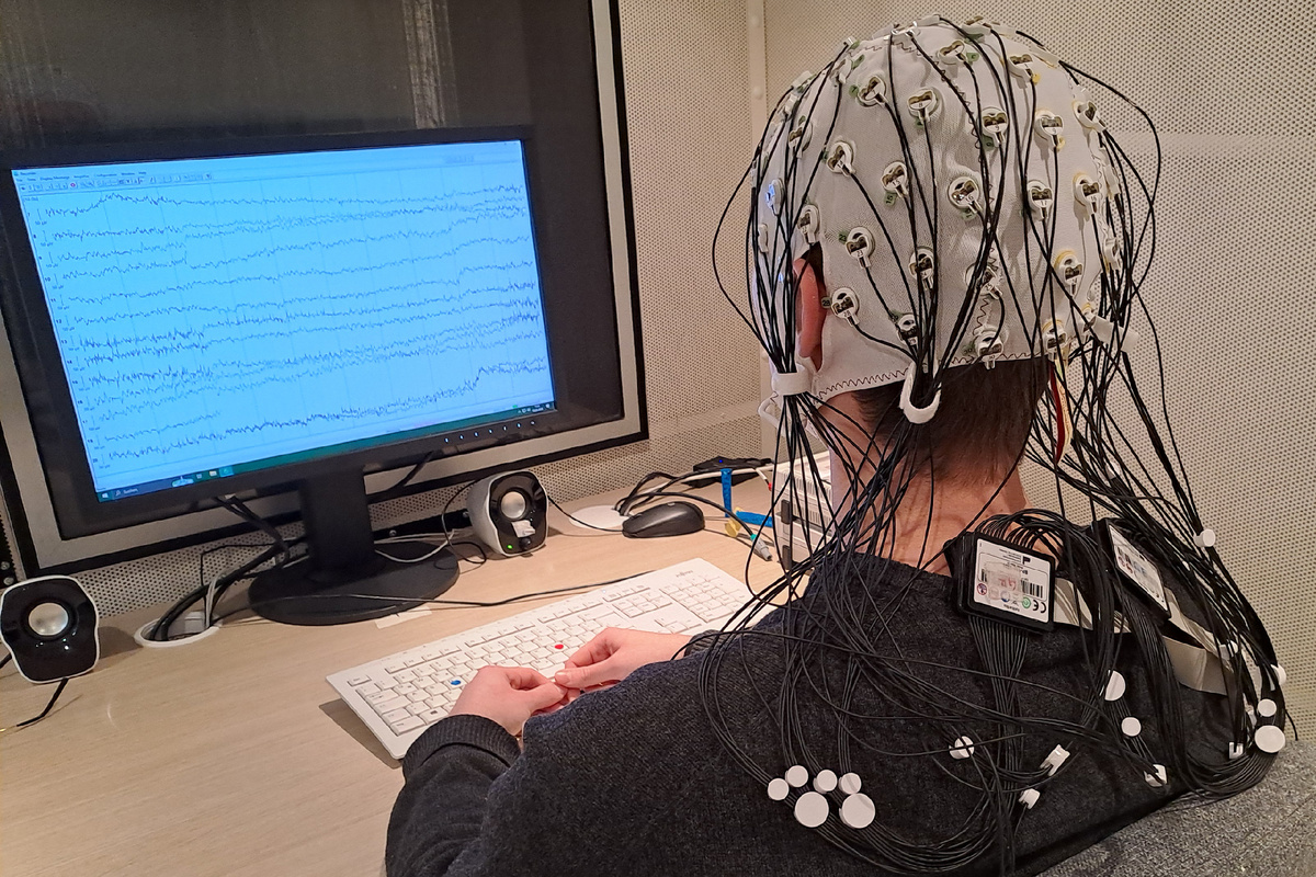 Тестируемый в камере ЭКГ. Изображение: Энрике Юнгеблут / Луис Аренс (Henrike Jungeblut / Luis Ahrens).