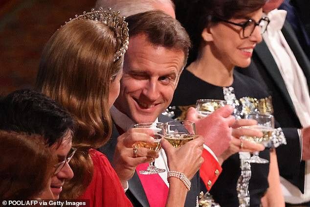 Макрон, явно, забыл, что он не в клубе знакомств. 