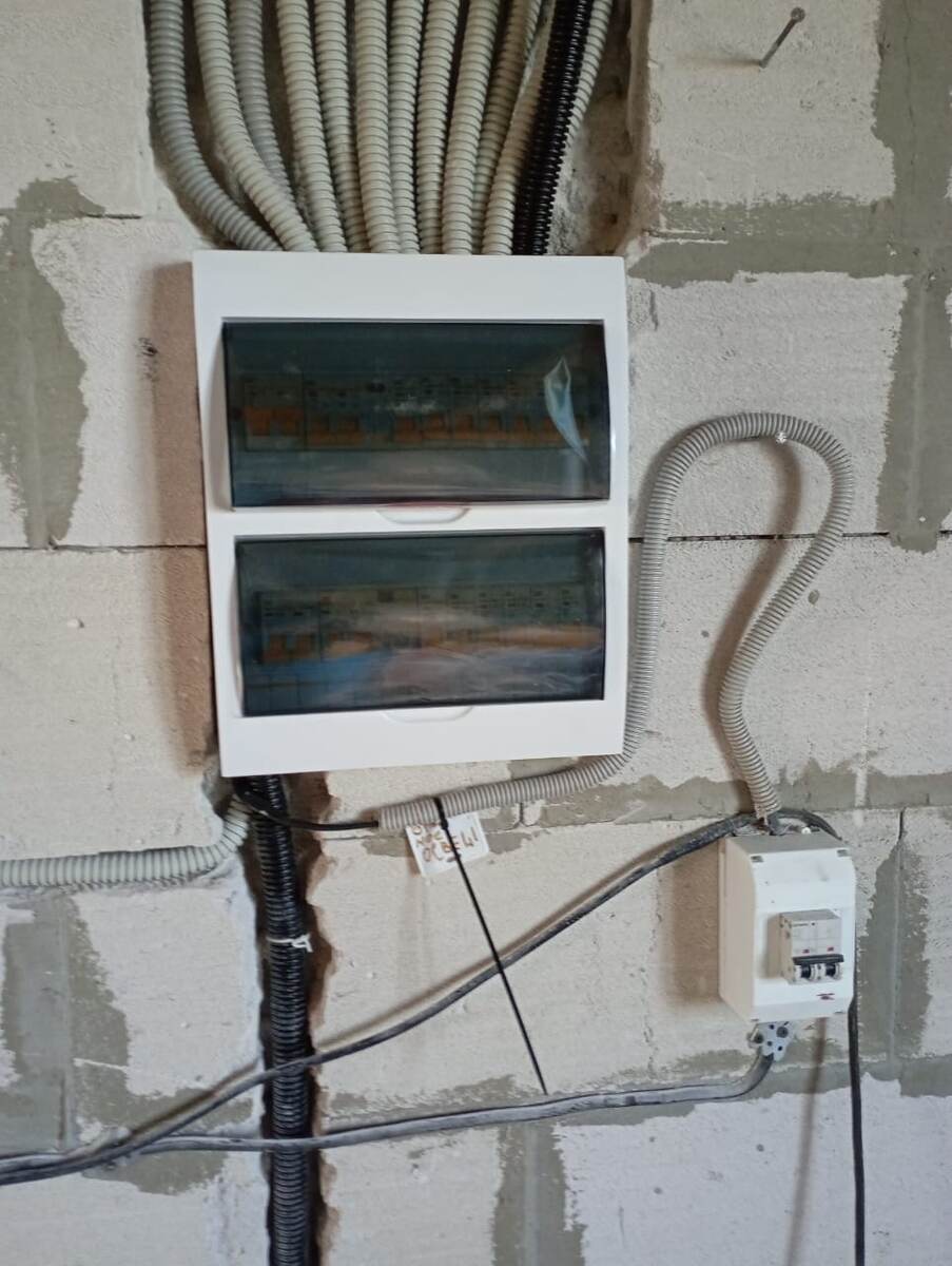 Щиток в доме, при условии скрытой проводки. Даже в штробу укладываем кабель в гофре.