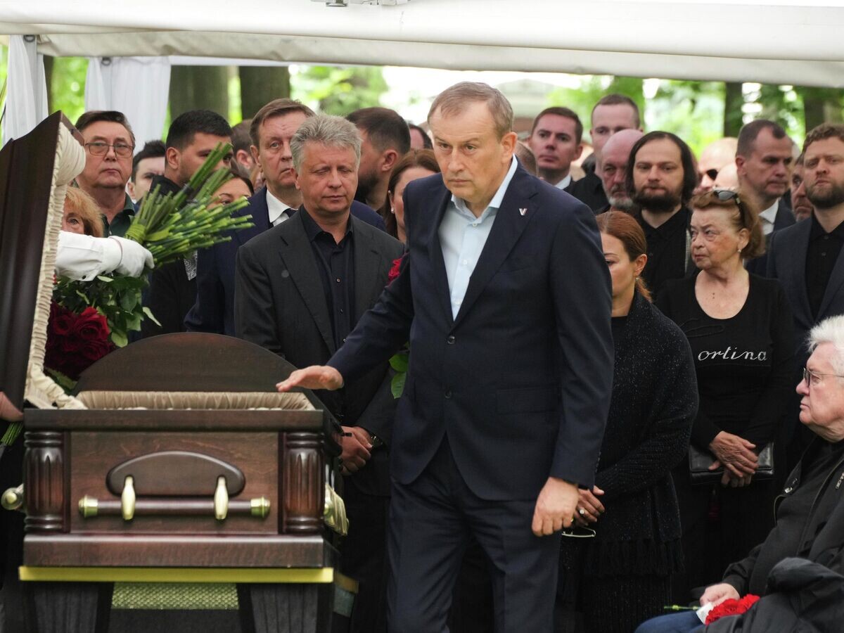    Губернатор Ленинградской области Александр Дрозденко на похоронах Романа Старовойта© AP Photo / Dmitri Lovetsky