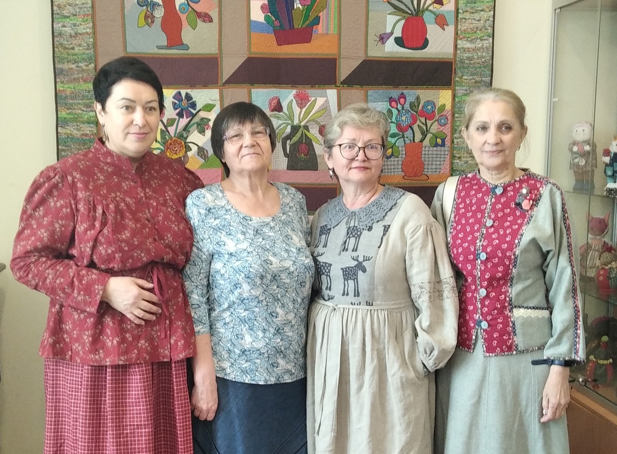 Мастерицы «Параскевы» в собственноручно сшитых костюмах. О.Н. Бочарова – третья слева.