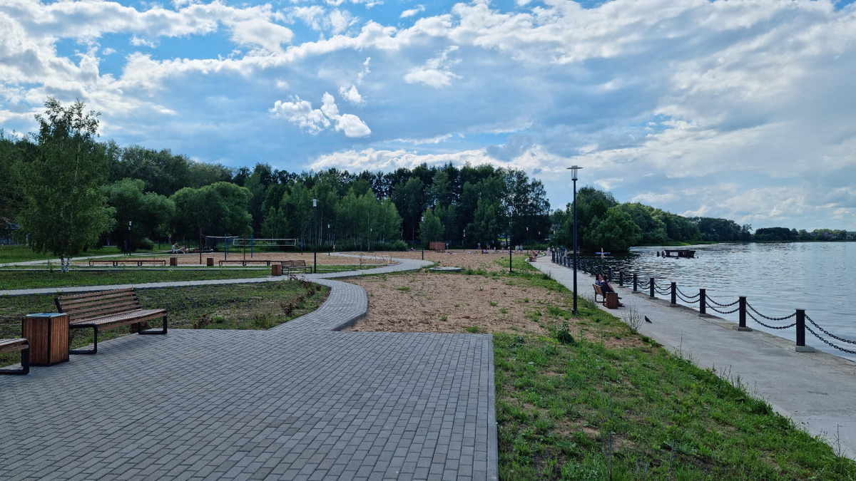 Калязинская набережная. После квеста с открыткой добрался до эпицентра местной жизни.