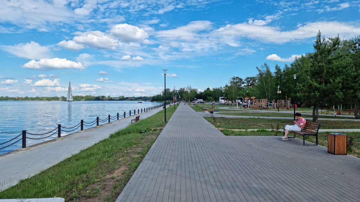 Калязинская набережная. После квеста с открыткой добрался до эпицентра местной жизни.