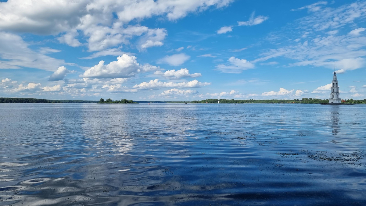 Тот самый каноничный вид, ради которого все и едут в Калязин: Колокольня посреди Волги.