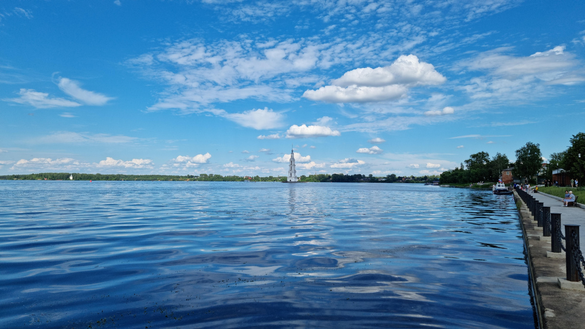 Тот самый каноничный вид, ради которого все и едут в Калязин: Колокольня посреди Волги.