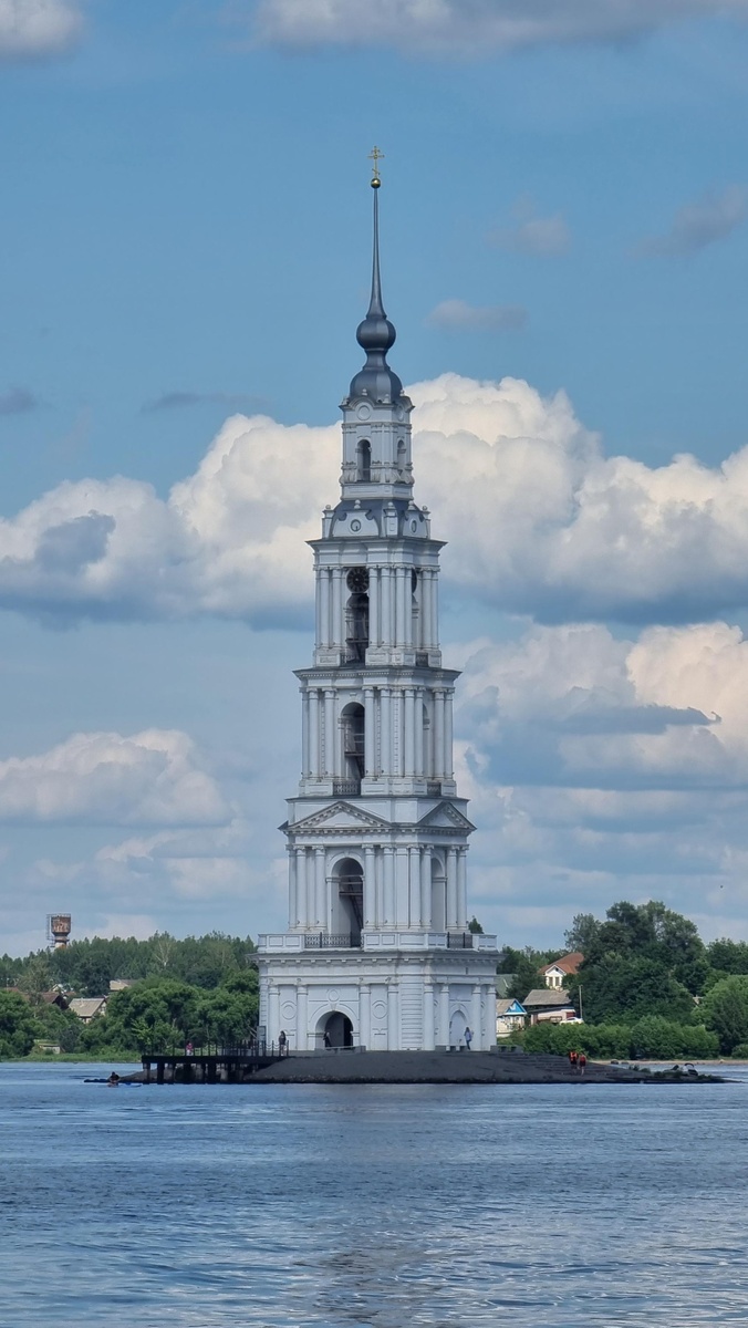Тот самый каноничный вид, ради которого все и едут в Калязин: Колокольня посреди Волги.