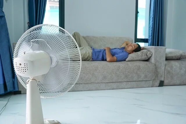    Как охладить квартиру с помощью вентилятора и простыни?