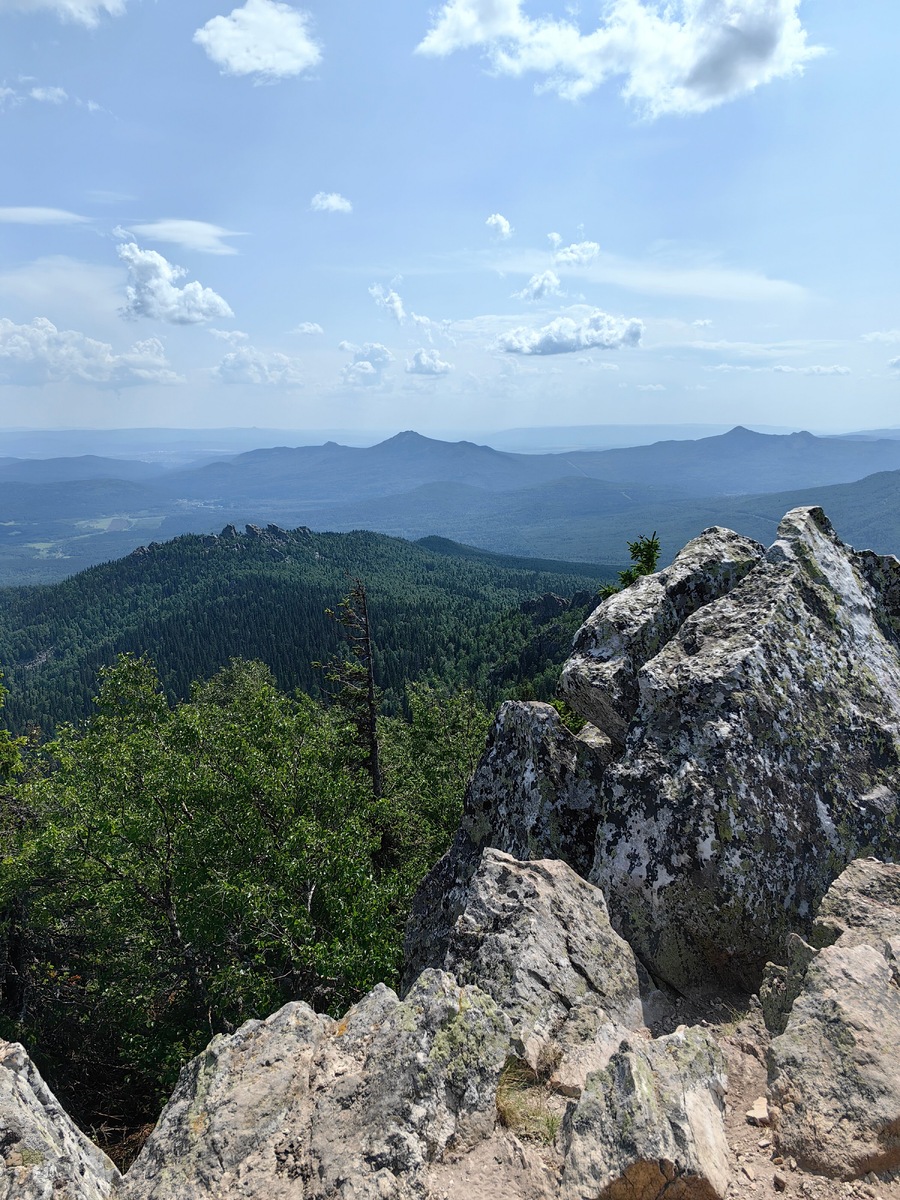 Высшая отметка хребта Ялангас — 1297 м. И в хорошую погоду здесь открываются потрясающие панорамные виды на 360°.
