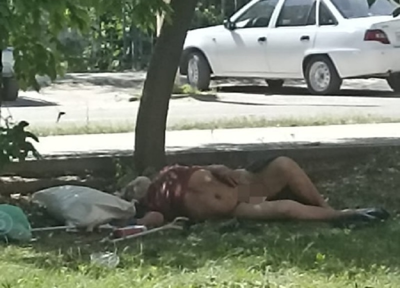 Бомж- эксгибиционист вывалил свои причиндалы и возлегает на улицах Волгодонска