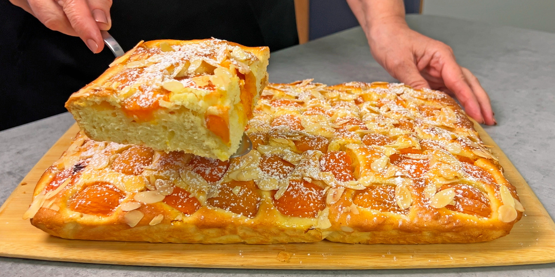 Быстрый и очень вкусный пирог с абрикосами! Тесто за 5 минут + выпечка! Самый простой рецепт!