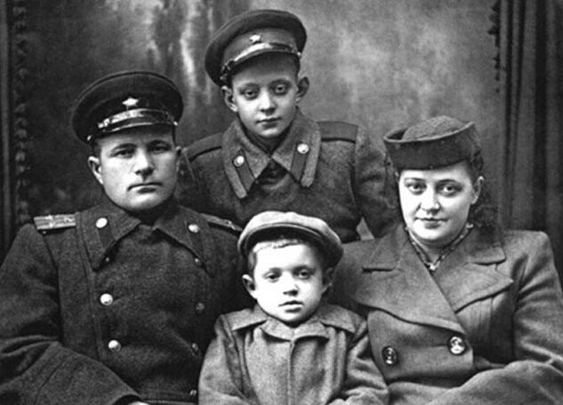 Лев Перфилов с семьей