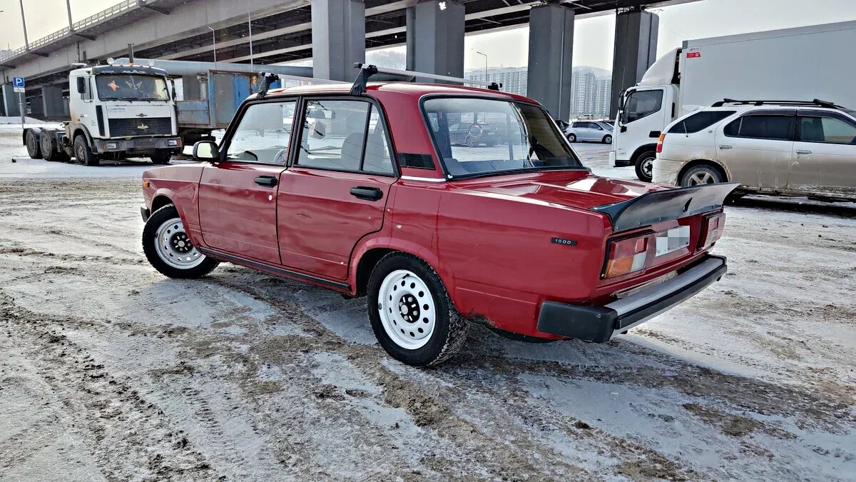 Сбоку