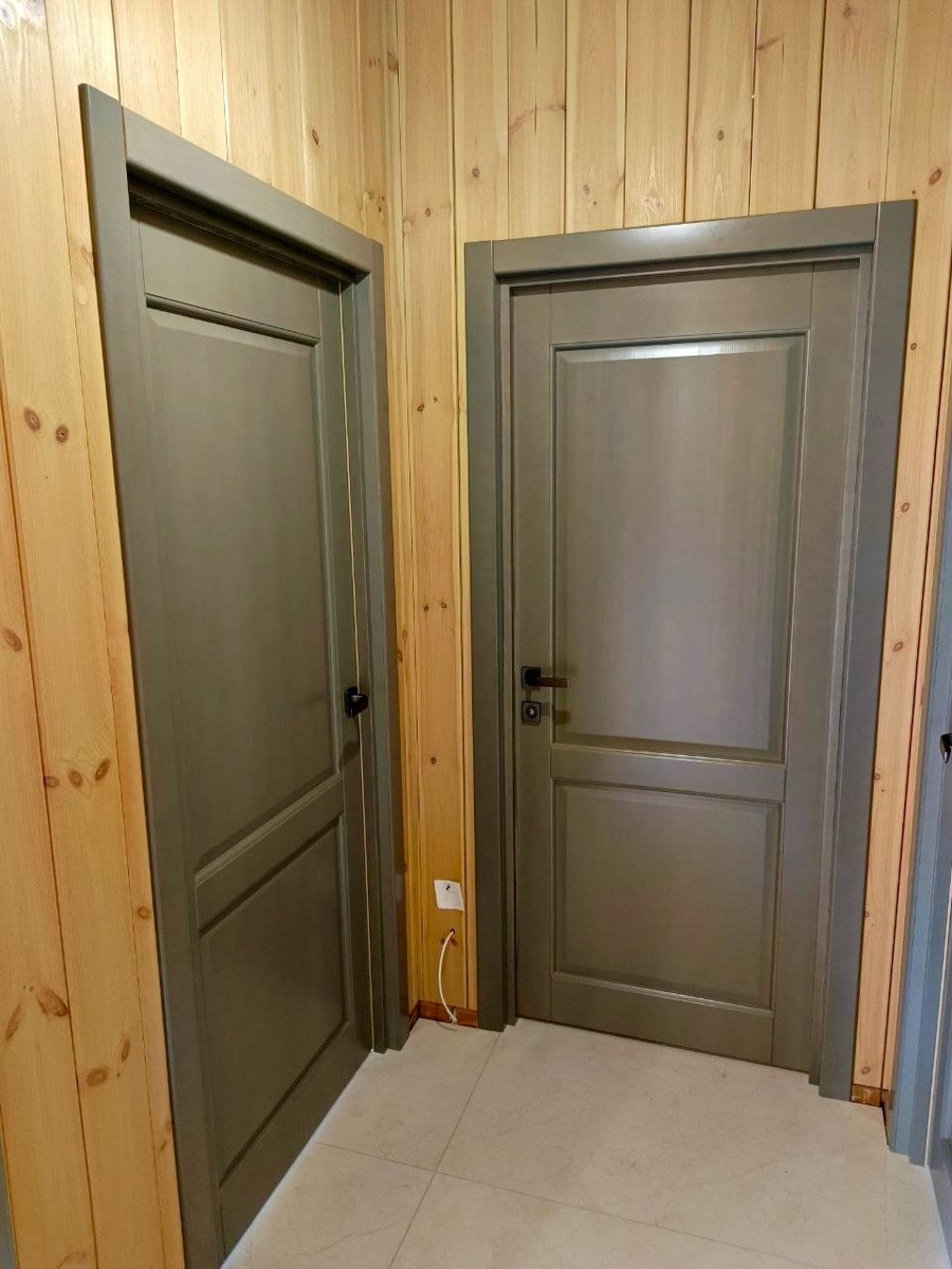 Двери из массива сосны модель Классика ПГ в цвете серая эмаль полузалитая