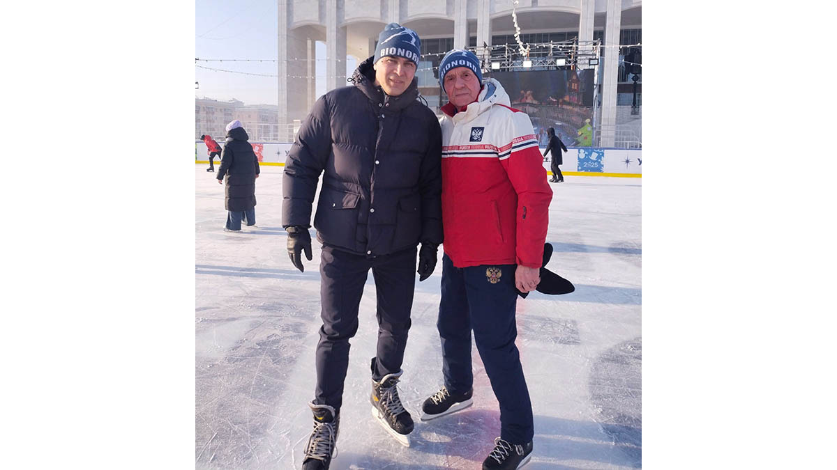    Двое на льду: Сергей Туснин и трёхкратный вице-чемпион Олимпийских игр по санному спорту, заслуженный мастер спорта Альберт Демченко. Фото: соцсети героя