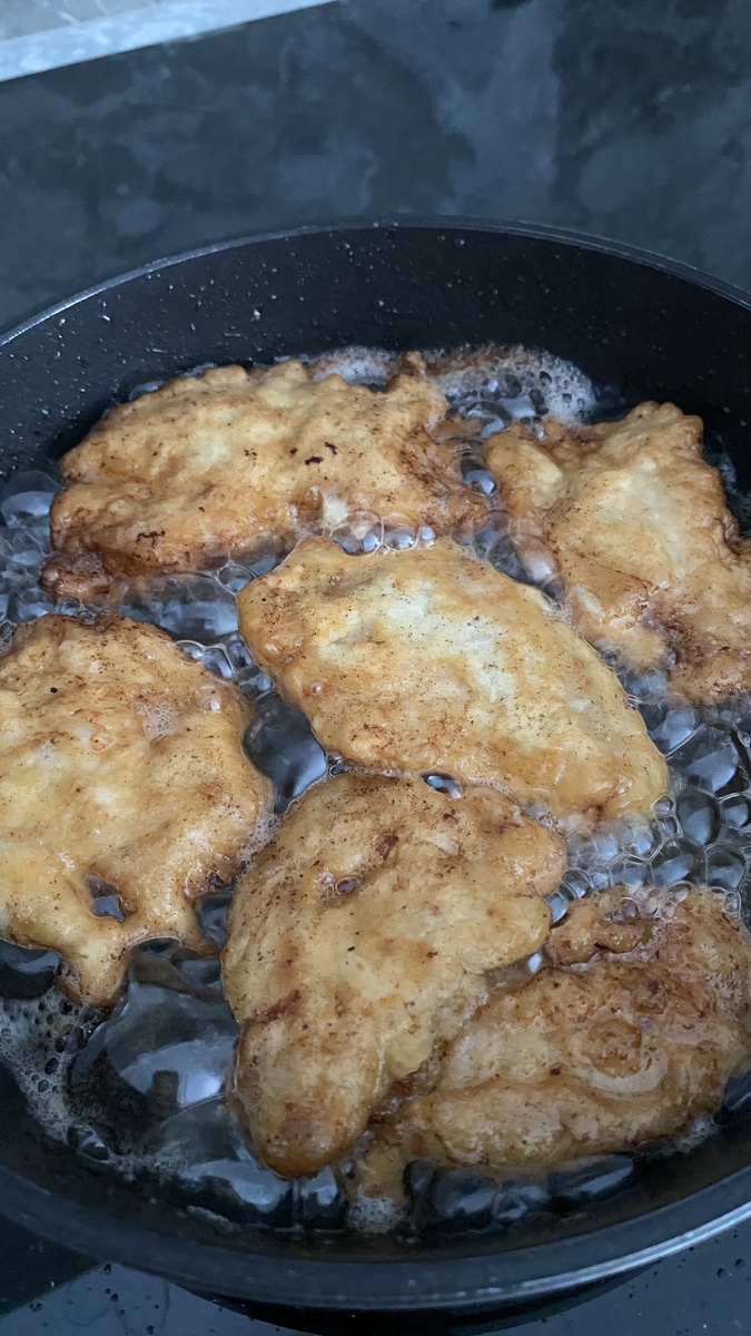 Обжариваем с двух сторон отбивные