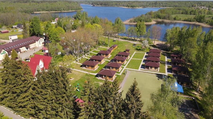 Строить вплотную к воде не стоит)