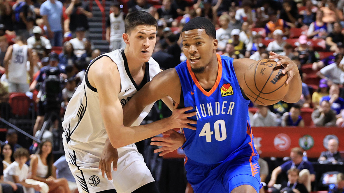    Егор Демин против Криса Янгблада в матче «Бруклин» — «Оклахома» (81:90). Getty Images