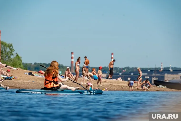  На пляжах тюменцы могут не только загорать, но и активно проводить время
Фото: Руслан Яроцкий © URA.RU