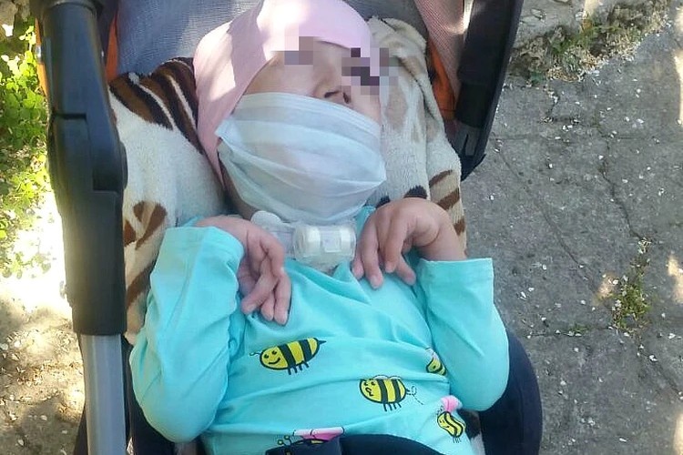 Последние месяцы Катюша жила в доме на берегу моря, окруженная любовью и заботой новых мамы и папы. Фото: vk.com/pionero4e4ka