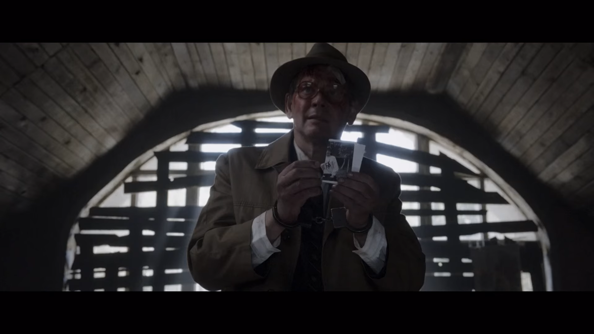 Одна из самых пугающих фраз всего фильма звучит именно после этого кадра.