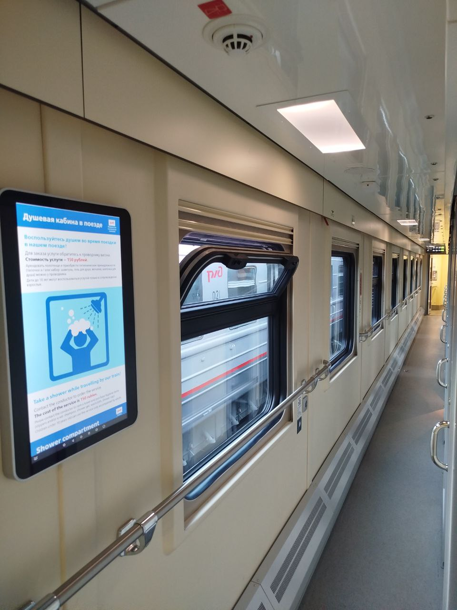 Так выглядит коридор новейшего вагона и экран с расписанием и другой информацией