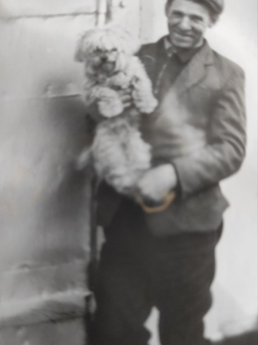 Верный друг моего любимого деда, фото возле гаража, г.Закаменск РБ , конец 80-х начало 90-х годов. 