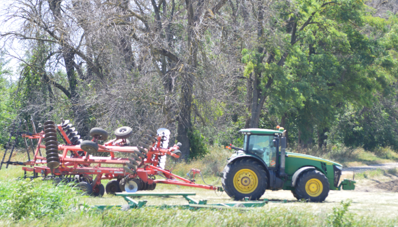 Фото автора. Лето 2025. Агрофирма. Техника к работе готова.