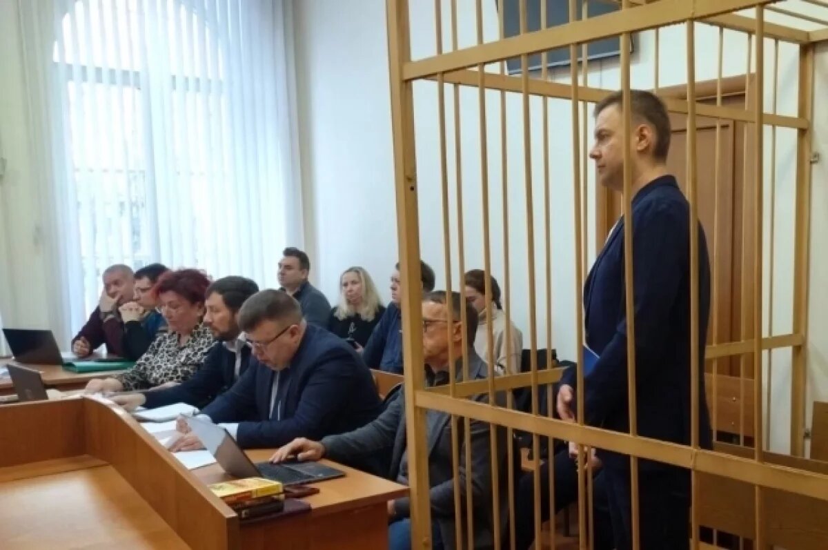    Швырнул коктейль Молотова.