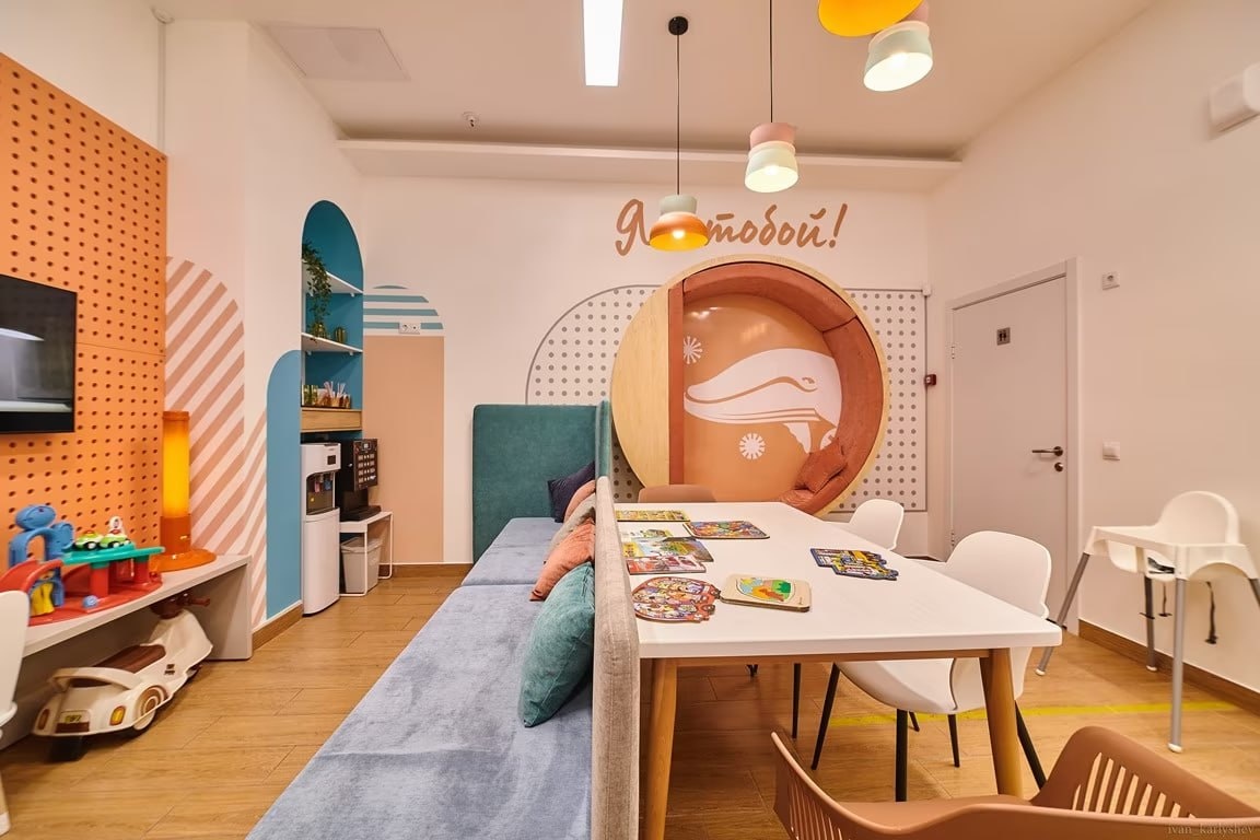 Игровая комната стоматологии «Белый Кит» — мы создаем в ней по-настоящему уютную и добрую атмосферу для детей. Клиника находится на улице Труда, 172 в Челябинске.