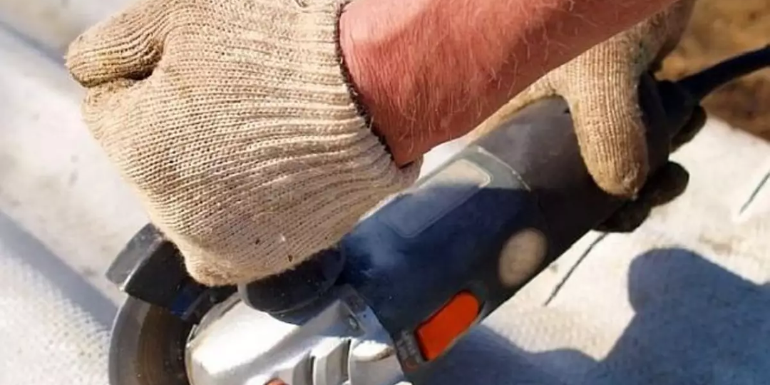 Как я режу шифер без болгарки, пыли и нервов — способ от деда, который до сих пор работает
