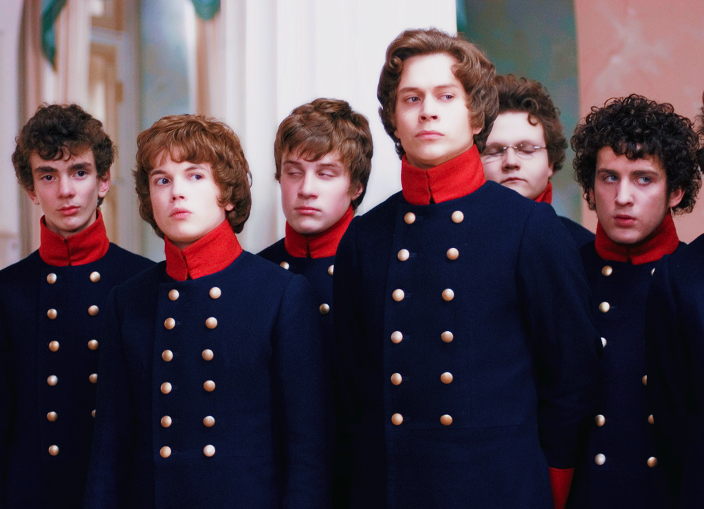 Кадр из фильма "Пушкин". Тут темно-синие кафтаны, но, сдается мне, что в разных университетах они были со своими особенностями.