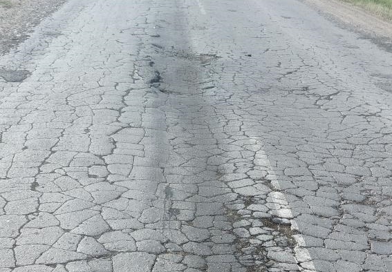 Верхний слой покрытия дороги весь в трещинах