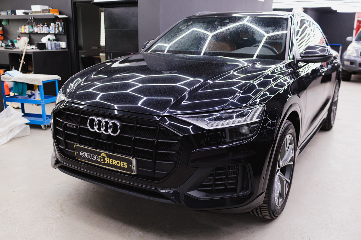 Источник фото: https://custom-heroes.ru/raboty/marka-avtomobilya/audi/audi-q8-55tfsi-okleyka-gibridnoy-plenkoy-premialnaya-himchistka-i-zaschita-keramikoy/