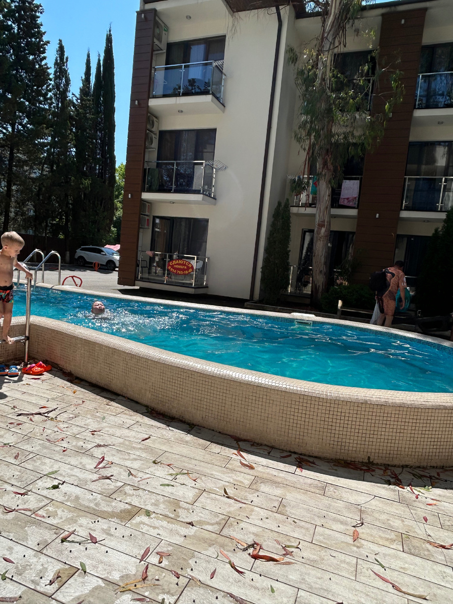 У нас был небольшой бассейн, но вода холодная, окунулись пару раз. Дети плескаются, им все не почем.