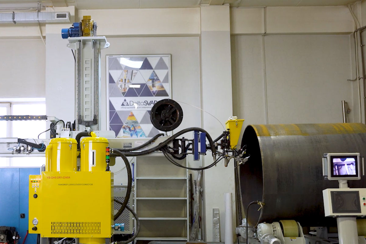 Автоматизированный комплекс для сварки обечаек на базе колонны 2000×2000 мм. Фото: © https://deltasvar.ru/product/avtomatizatsiya/svarochnye-kolonny/avtomatizirovannyy-kompleks-dlya-svarki-obechaek-na-baze-kolonny-2000-2000-mm/