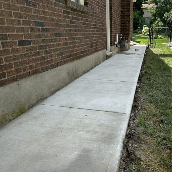 Вот так может выглядеть отмостка из плит перекрытий