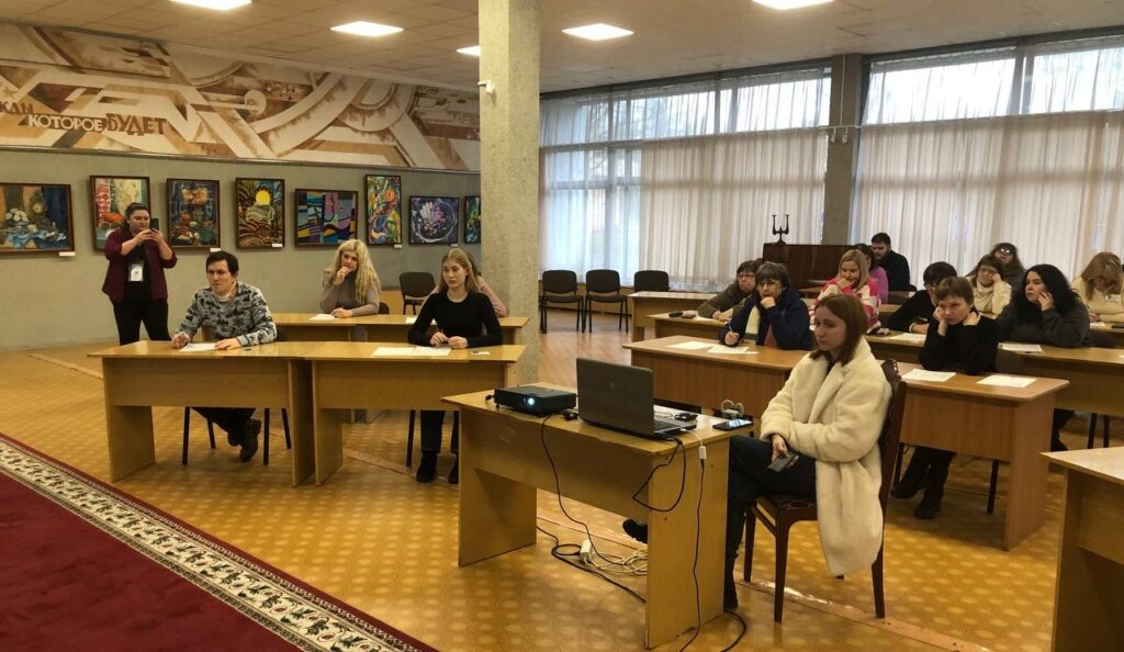  Я сижу на передней парте. Новополоцкая центральная библиотека им. В. Маяковского