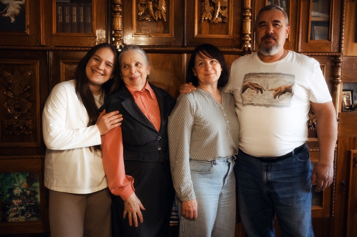    Cемья Ежовых воспитывает пятерых детей