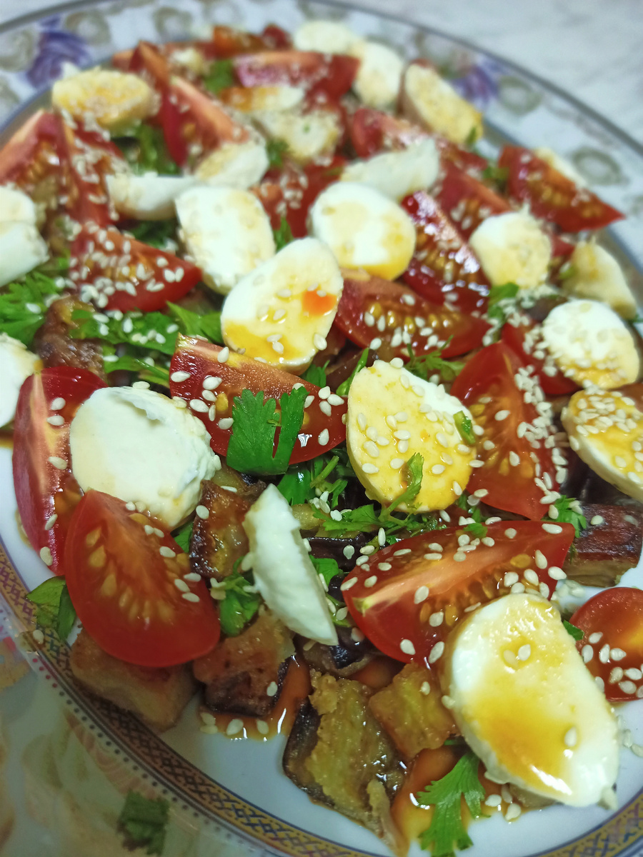 Салат выглядит очень красиво, так и хочется его фотографировать))